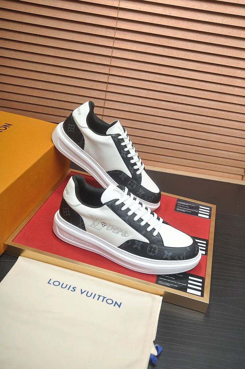 Men's men's shoes 💰640💶Original development, quality shipping, welcome to compare - LV sneaker series sports shoes introduce the loose silhouette of the ready-to-wear series into the spring and summer men's wear shows and make an eye-catching appearance. The cow leather upper is combined with rough fabric laces, and colorful beading highlights the brand's classic elements. LV letters mark the tongue and Monogram floral outsole. Mixed materials Made of top-grain cowhide, thick shoelace design, large Monogram print on the side, mesh lining and cotton feet, the comfort is as extreme as ever, premium heritage, quality first, worth owning! Size: Men’s 38-45 (45 is custom-made and cannot be returned or exchanged)